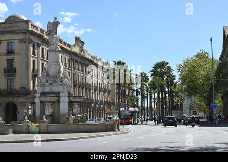 Eindrücke des historischen Brunnens im Empire-Stil, Font del Geni Catala im Alltag Stockfoto