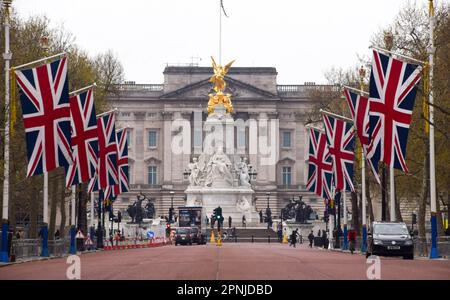 London, Großbritannien. 19. April 2023 Weitere Union Jacks wurden in der Mall installiert, als Vorbereitungen für die Krönung von König Karl III. Und Königin Camilla, die am 6. Mai stattfindet, um London herum fortgesetzt werden. Stockfoto