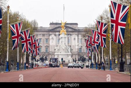 London, Großbritannien. 19. April 2023 Weitere Union Jacks wurden in der Mall installiert, als Vorbereitungen für die Krönung von König Karl III. Und Königin Camilla, die am 6. Mai stattfindet, um London herum fortgesetzt werden. Stockfoto