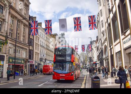 London, Großbritannien. 19. April 2023 Union Jacks wurden in der Oxford Street installiert, um die Krönung von König Karl III. Und Königin Camilla, die am 6. Mai stattfindet, um London herum voranzutreiben. Stockfoto