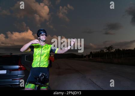 Triathlet in professioneller Ausrüstung, der früh am Morgen läuft, sich auf einen Marathon vorbereitet, sich sportlich engagiert und bereit ist, sich den Herausforderungen von zu stellen Stockfoto