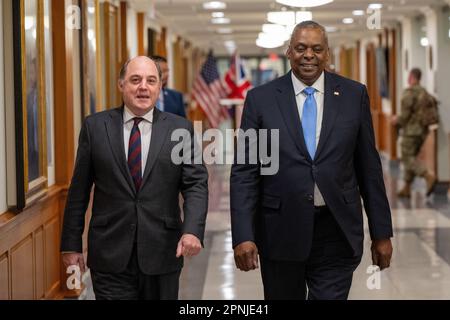 Arlington, Vereinigte Staaten von Amerika. 17. April 2023. USA Verteidigungsminister Lloyd J. Austin III, rechts, eskortiert den britischen Außenminister für Verteidigung Ben Wallace, Left, nach der Ankunftszeremonie im Pentagon am 17. April 2023 in Arlington, Virginia. Kredit: SSGT. John Wright/DOD/Alamy Live News Stockfoto