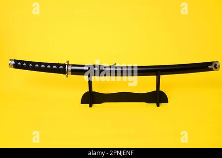 Samurai-Schwert, Katana, Wakizashi und Tanto, isoliert auf gelbem Hintergrund Stockfoto