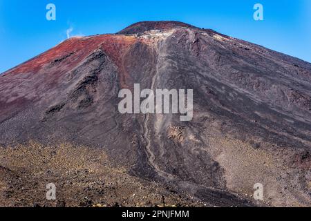 Blick auf den Mt. Ngauruhoe auf dem Tongariro Alpine Crossing Walk, Tongariro National Park, Nordinsel, Neuseeland. Stockfoto