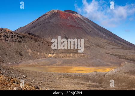 Blick auf den Mt. Ngauruhoe auf dem Tongariro Alpine Crossing Walk, Tongariro National Park, Nordinsel, Neuseeland. Stockfoto