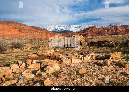 Ruinen der alten Geisterstadt Harrisburg im Süden von Utah, in der Nähe von St. George. Schneebedeckte Pine Valley Mtns. Im Hintergrund. Stockfoto