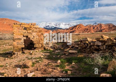 Ruinen der alten Geisterstadt Harrisburg im Süden von Utah, in der Nähe von St. George. Schneebedeckte Pine Valley Mtns. Im Hintergrund. Stockfoto