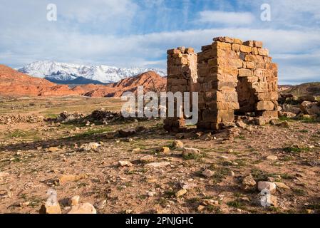 Ruinen der alten Geisterstadt Harrisburg im Süden von Utah, USA. Schneebedeckte Pine Valley Mtns im Hintergrund. Stockfoto