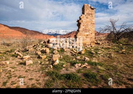 Ruinen der alten Geisterstadt Harrisburg im Süden von Utah, USA. Schneebedeckte Pine Valley Mtns im Hintergrund. Stockfoto