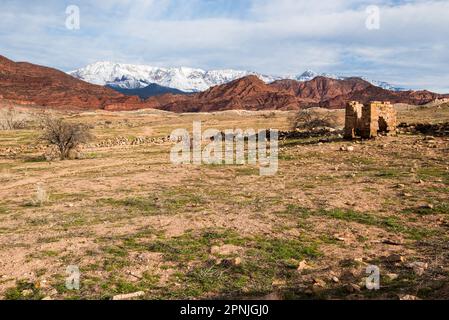 Ruinen der alten Geisterstadt Harrisburg im Süden von Utah, USA. Schneebedeckte Pine Valley Mtns im Hintergrund. Stockfoto