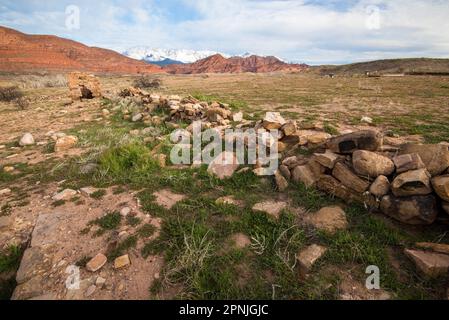 Ruinen der alten Geisterstadt Harrisburg im Süden von Utah, USA. Schneebedeckte Pine Valley Mtns im Hintergrund. Stockfoto