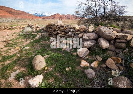 Ruinen der alten Geisterstadt Harrisburg im Süden von Utah, USA. Schneebedeckte Pine Valley Mtns im Hintergrund. Stockfoto