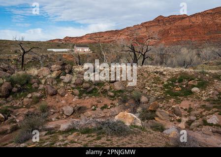 Ruinen der alten Geisterstadt Harrisburg im Süden von Utah, USA. Schneebedeckte Pine Valley Mtns im Hintergrund. Stockfoto