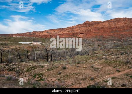 Ruinen der alten Geisterstadt Harrisburg im Süden von Utah, USA. Schneebedeckte Pine Valley Mtns im Hintergrund. Stockfoto