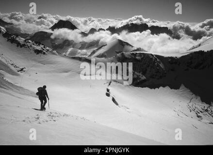 Ein einsamer Kletterer überquert den Hochgebirgspass Plateau Du'Couloir auf der Chamonix-Straße nach Zermatt Haute Route Stockfoto