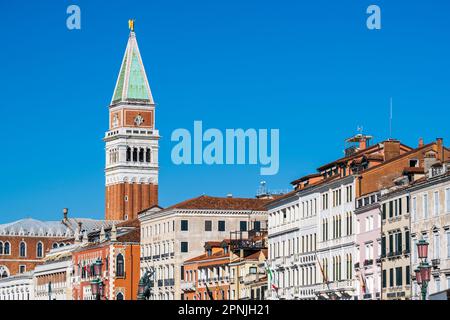 Riva degli Schiavoni Ufer und Markusplatz Campanile, Venedig, Venetien, Italien Stockfoto