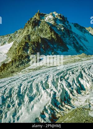 Blick über den Trient-Gletscher in Richtung des Gipfels von Aiguille Dorees, von der Chamonix nach Zermatt Haute Route aus gesehen Stockfoto