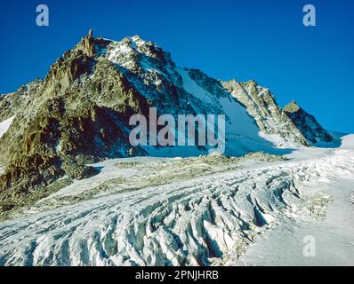 Blick über den Trient-Gletscher in Richtung des Gipfels von Aiguille Dorees, von der Chamonix nach Zermatt Haute Route aus gesehen Stockfoto