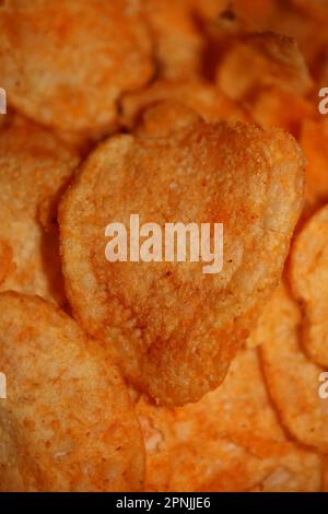 Draufsicht von Kartoffelchips mit Paprika Gewürz Fast Food Konzept Essen Junkfood Hintergrund qualitativ hochwertige großformatige Sofortbildfotografie Stockfoto