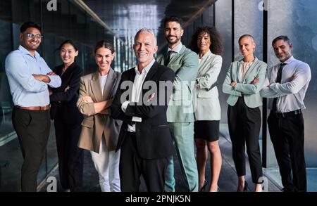 Multikulturelles Business-Team unter der Leitung des Chefs. Posieren Sie fröhlich vor der Kamera im Büro. Stockfoto