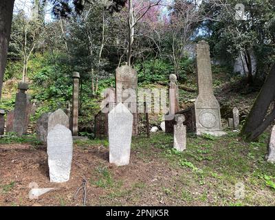 Kandilli Historischer Friedhof in Istanbul, Türkei, sticht mit seinen reichen Grabsteinen hervor. Stockfoto