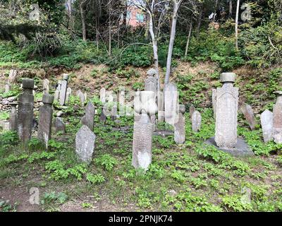 Kandilli Historischer Friedhof in Istanbul, Türkei, sticht mit seinen reichen Grabsteinen hervor. Stockfoto