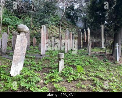 Kandilli Historischer Friedhof in Istanbul, Türkei, sticht mit seinen reichen Grabsteinen hervor. Stockfoto