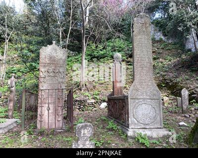 Kandilli Historischer Friedhof in Istanbul, Türkei, sticht mit seinen reichen Grabsteinen hervor. Stockfoto