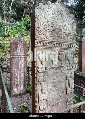 Kandilli Historischer Friedhof in Istanbul, Türkei, sticht mit seinen reichen Grabsteinen hervor. Stockfoto