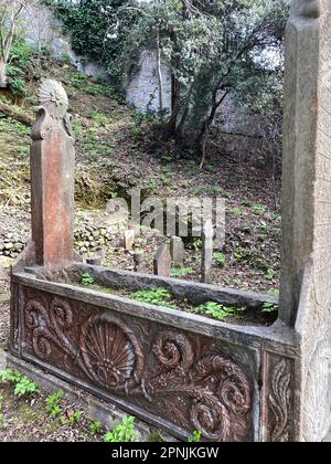 Kandilli Historischer Friedhof in Istanbul, Türkei, sticht mit seinen reichen Grabsteinen hervor. Stockfoto