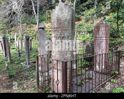 Kandilli Historischer Friedhof in Istanbul, Türkei, sticht mit seinen reichen Grabsteinen hervor. Stockfoto