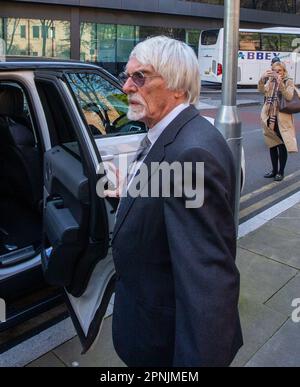 London, England, Großbritannien. 19. April 2023. Der ehemalige Formel-1-Chef BERNIE ECCLESTONE wird gesehen, wie er das Southwark Crown Court verließ, nachdem er wegen Betrugs angeklagt wurde, der durch falsche Darstellungen wegen angeblicher Unterlassung der Anmeldung von 400 Millionen Pfund ausländischer Vermögenswerte an die Regierung angeklagt wurde. (Kreditbild: © Tayfun Salci/ZUMA Press Wire) NUR REDAKTIONELLE VERWENDUNG! Nicht für den kommerziellen GEBRAUCH! Stockfoto