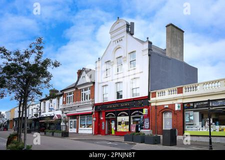 Irlands kleine Stadt Hauptstraße mit Geschäften und Restaurants Stockfoto