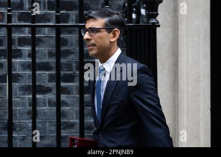 London, Großbritannien. 19. April 2023. Premierminister Rishi Sunak verlässt die Downing Street 10, damit das Parlament die Fragen des Premierministers in London beantworten kann. Kredit: SOPA Images Limited/Alamy Live News Stockfoto