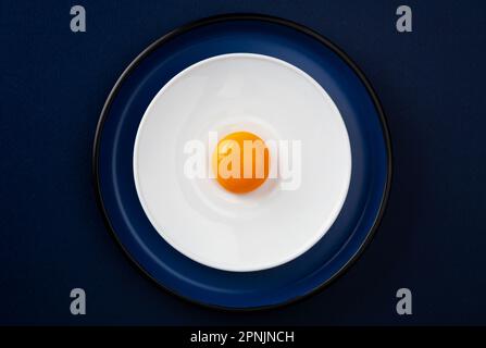 Eigelb auf dem Teller. Abstrakte Spiegeleier. Schließen. Stockfoto