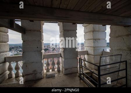 ROVINJ, KROATIEN - 17. Mai 2022 Dächer der Altstadt vom Glockenturm der Kirche St. Euphämie Stockfoto