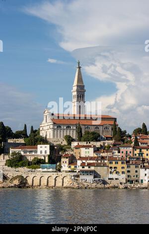 ROVINJ, KROATIEN - 17. Mai 2022 Altstadt und Kirche St. Euphämie Stockfoto