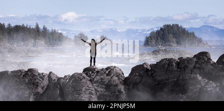 Abenteuerlustige Frau, die an der Meeresküste am Meer steht. Stockfoto