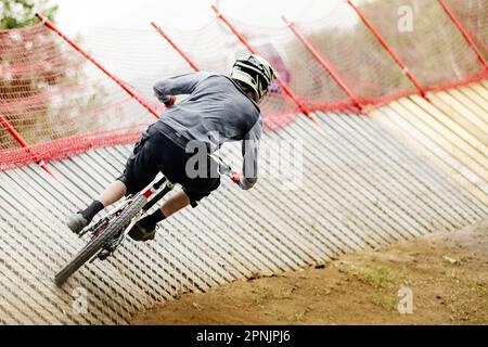 Bei Downhill-Rennen und extremen Sommersportarten werden die Heck-Mountainbiker-Rips in Holzecken eingesetzt Stockfoto