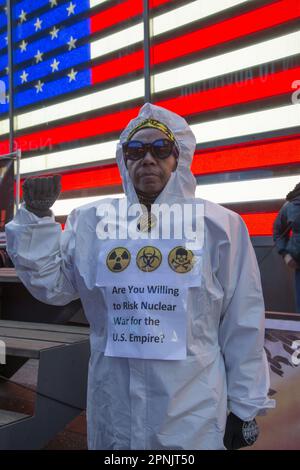 Kundgebung in den USA Rekrutierungsstation der Streitkräfte am Times Square, NYC, um die militärische Expansion der USA auf der ganzen Welt zu stoppen, die Feuer und die Drohungen der Opposition gegen China anzufeuern und den Krieg in der Ukraine zu nutzen, um einen Stellvertreterkrieg mit Russland fortzusetzen, um die US-Dominanz international auszuweiten. Stockfoto