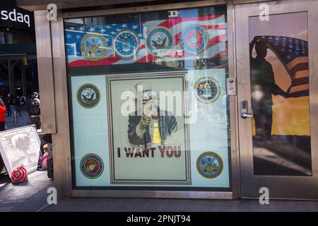 Eintritt in die USA Recruiting Station der Streitkräfte am Times Square, NYC, an der 43. Straße und am Broadway. Das "Onkel Sam will dich" -Poster schmückt die Frontscheibe. Stockfoto