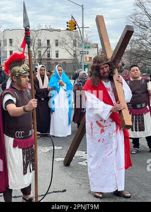 Pfarrer verschiedener Kirchen gehen am Karfreitag in Brooklyn, NY, gemeinsam durch die Stationen des Kreuzes. Die Stationen des Kreuzes, auch bekannt als der Weg des Kreuzes oder Via Crucis, erinnern an Jesu Leidenschaft und Tod am Kreuz. Es gibt 14 Stationen, von denen jeder einen Moment auf seiner Reise nach Calvary darstellt, in der Regel durch heilige Kunst, Gebete und Reflexionen. Die Praxis begann, als fromme Pilger seinen Weg durch Jerusalem auf der Via Dolorosa zurückverfolgten. Stockfoto