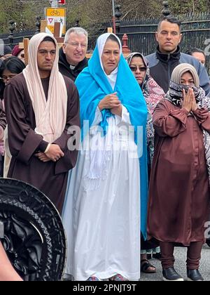 Pfarrer verschiedener Kirchen gehen am Karfreitag in Brooklyn, NY, gemeinsam durch die Stationen des Kreuzes. Die Stationen des Kreuzes, auch bekannt als der Weg des Kreuzes oder Via Crucis, erinnern an Jesu Leidenschaft und Tod am Kreuz. Es gibt 14 Stationen, von denen jeder einen Moment auf seiner Reise nach Calvary darstellt, in der Regel durch heilige Kunst, Gebete und Reflexionen. Die Praxis begann, als fromme Pilger seinen Weg durch Jerusalem auf der Via Dolorosa zurückverfolgten. Stockfoto
