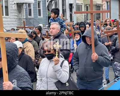 Pfarrer verschiedener Kirchen gehen am Karfreitag in Brooklyn, NY, gemeinsam durch die Stationen des Kreuzes. Die Stationen des Kreuzes, auch bekannt als der Weg des Kreuzes oder Via Crucis, erinnern an Jesu Leidenschaft und Tod am Kreuz. Es gibt 14 Stationen, von denen jeder einen Moment auf seiner Reise nach Calvary darstellt, in der Regel durch heilige Kunst, Gebete und Reflexionen. Die Praxis begann, als fromme Pilger seinen Weg durch Jerusalem auf der Via Dolorosa zurückverfolgten. Stockfoto
