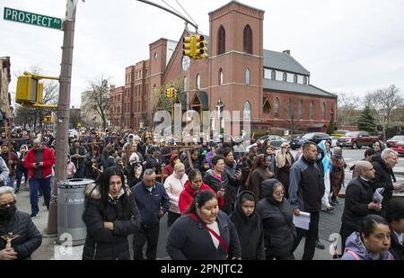 Pfarrer verschiedener Kirchen gehen am Karfreitag in Brooklyn, NY, gemeinsam durch die Stationen des Kreuzes. Die Stationen des Kreuzes, auch bekannt als der Weg des Kreuzes oder Via Crucis, erinnern an Jesu Leidenschaft und Tod am Kreuz. Es gibt 14 Stationen, von denen jeder einen Moment auf seiner Reise nach Calvary darstellt, in der Regel durch heilige Kunst, Gebete und Reflexionen. Die Praxis begann, als fromme Pilger seinen Weg durch Jerusalem auf der Via Dolorosa zurückverfolgten. Stockfoto