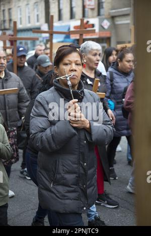 Pfarrer verschiedener Kirchen gehen am Karfreitag in Brooklyn, NY, gemeinsam durch die Stationen des Kreuzes. Die Stationen des Kreuzes, auch bekannt als der Weg des Kreuzes oder Via Crucis, erinnern an Jesu Leidenschaft und Tod am Kreuz. Es gibt 14 Stationen, von denen jeder einen Moment auf seiner Reise nach Calvary darstellt, in der Regel durch heilige Kunst, Gebete und Reflexionen. Die Praxis begann, als fromme Pilger seinen Weg durch Jerusalem auf der Via Dolorosa zurückverfolgten. Stockfoto
