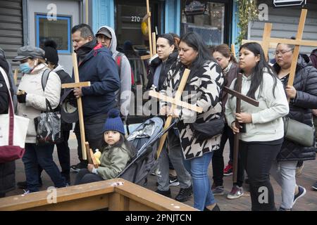 Pfarrer verschiedener Kirchen gehen am Karfreitag in Brooklyn, NY, gemeinsam durch die Stationen des Kreuzes. Die Stationen des Kreuzes, auch bekannt als der Weg des Kreuzes oder Via Crucis, erinnern an Jesu Leidenschaft und Tod am Kreuz. Es gibt 14 Stationen, von denen jeder einen Moment auf seiner Reise nach Calvary darstellt, in der Regel durch heilige Kunst, Gebete und Reflexionen. Die Praxis begann, als fromme Pilger seinen Weg durch Jerusalem auf der Via Dolorosa zurückverfolgten. Stockfoto