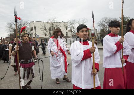 Pfarrer verschiedener Kirchen gehen am Karfreitag in Brooklyn, NY, gemeinsam durch die Stationen des Kreuzes. Die Stationen des Kreuzes, auch bekannt als der Weg des Kreuzes oder Via Crucis, erinnern an Jesu Leidenschaft und Tod am Kreuz. Es gibt 14 Stationen, von denen jeder einen Moment auf seiner Reise nach Calvary darstellt, in der Regel durch heilige Kunst, Gebete und Reflexionen. Die Praxis begann, als fromme Pilger seinen Weg durch Jerusalem auf der Via Dolorosa zurückverfolgten. Stockfoto