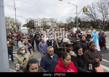 Pfarrer verschiedener Kirchen gehen am Karfreitag in Brooklyn, NY, gemeinsam durch die Stationen des Kreuzes. Die Stationen des Kreuzes, auch bekannt als der Weg des Kreuzes oder Via Crucis, erinnern an Jesu Leidenschaft und Tod am Kreuz. Es gibt 14 Stationen, von denen jeder einen Moment auf seiner Reise nach Calvary darstellt, in der Regel durch heilige Kunst, Gebete und Reflexionen. Die Praxis begann, als fromme Pilger seinen Weg durch Jerusalem auf der Via Dolorosa zurückverfolgten. Stockfoto