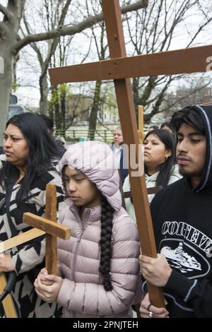 Pfarrer verschiedener Kirchen gehen am Karfreitag in Brooklyn, NY, gemeinsam durch die Stationen des Kreuzes. Die Stationen des Kreuzes, auch bekannt als der Weg des Kreuzes oder Via Crucis, erinnern an Jesu Leidenschaft und Tod am Kreuz. Es gibt 14 Stationen, von denen jeder einen Moment auf seiner Reise nach Calvary darstellt, in der Regel durch heilige Kunst, Gebete und Reflexionen. Die Praxis begann, als fromme Pilger seinen Weg durch Jerusalem auf der Via Dolorosa zurückverfolgten. Stockfoto